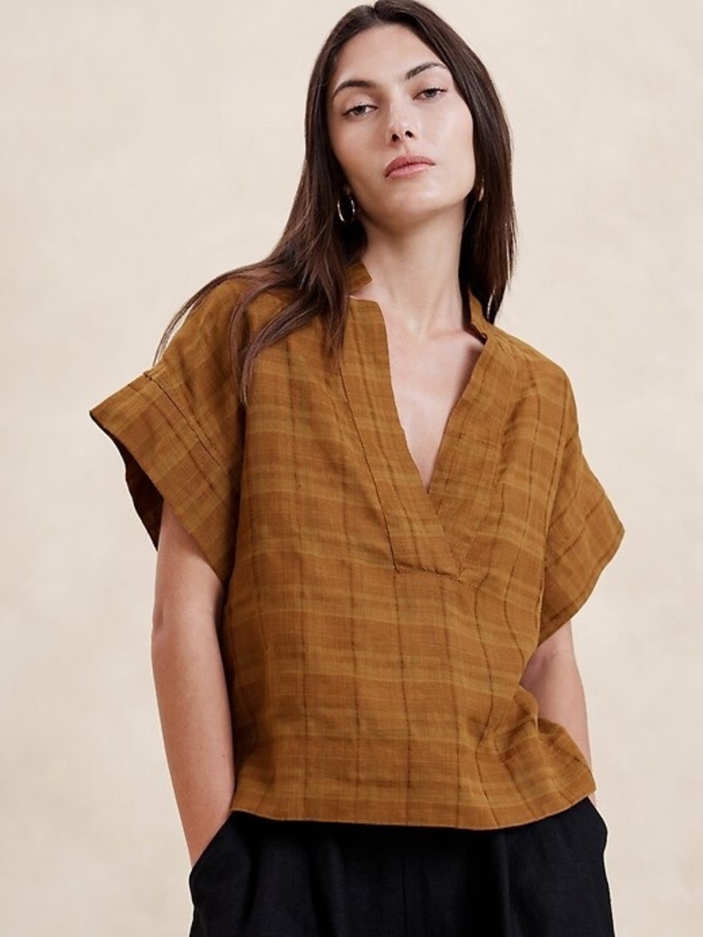 Banana Republic Linen V-Neck Top, a sleeveless, relaxed-fit top cut from a breat - Picture 4 of 7